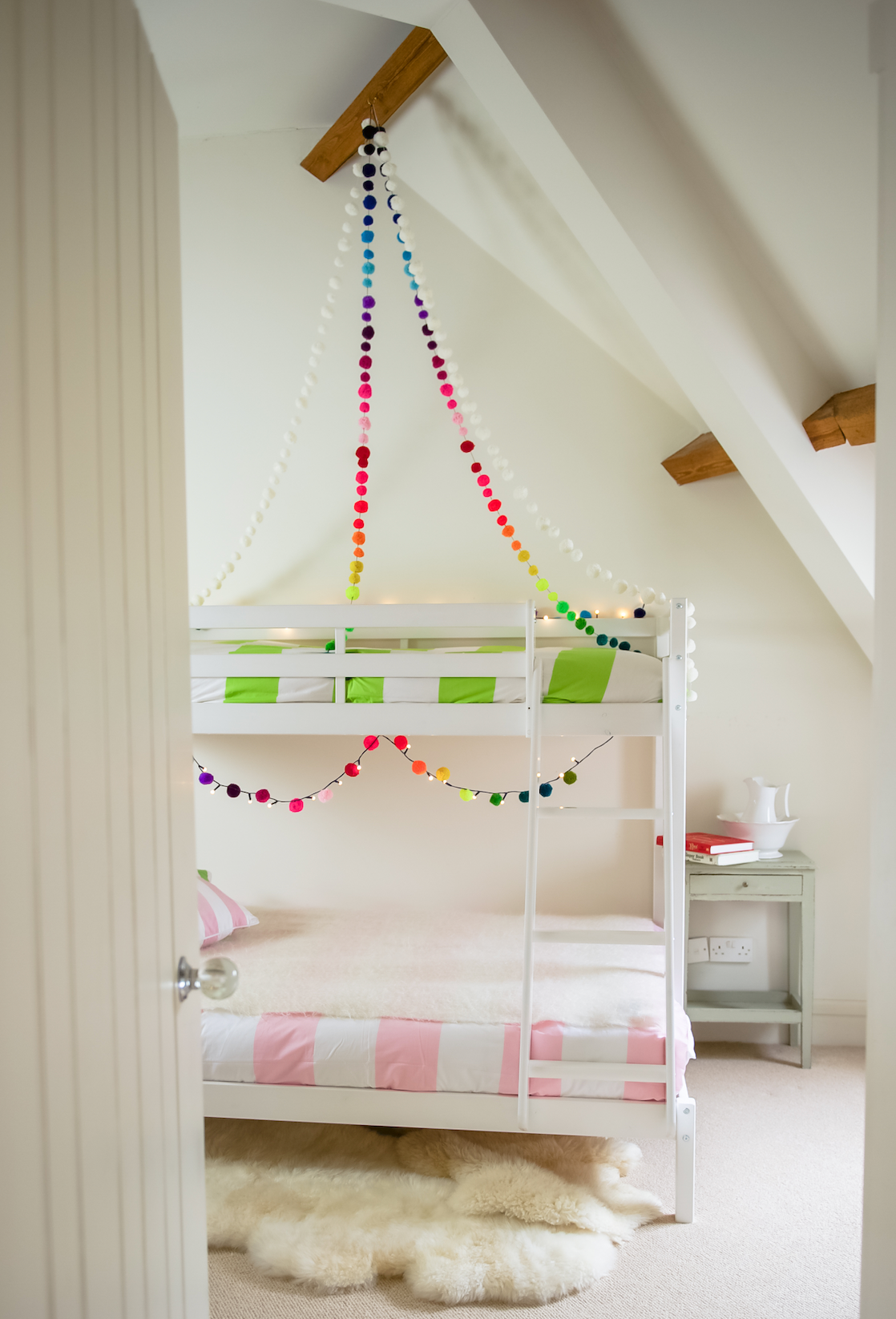 PomPom Galore - Wholesale Slingers - Regenboog slinger met pompons in verschillende kleuren3