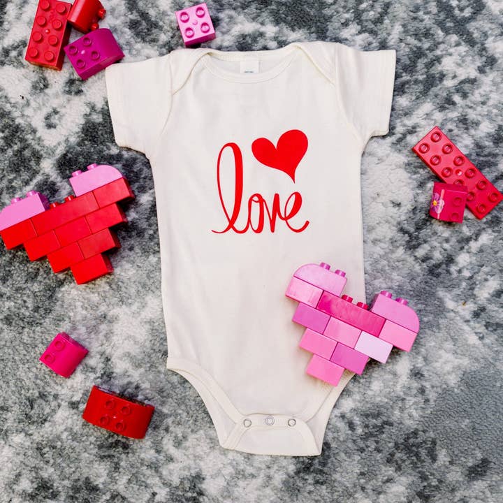Baby Organic Love Romper met korte mouwen, gemaakt in de VS voor wholesale door Simply Chickie Organic USA Made Baby and Kid's Clothing