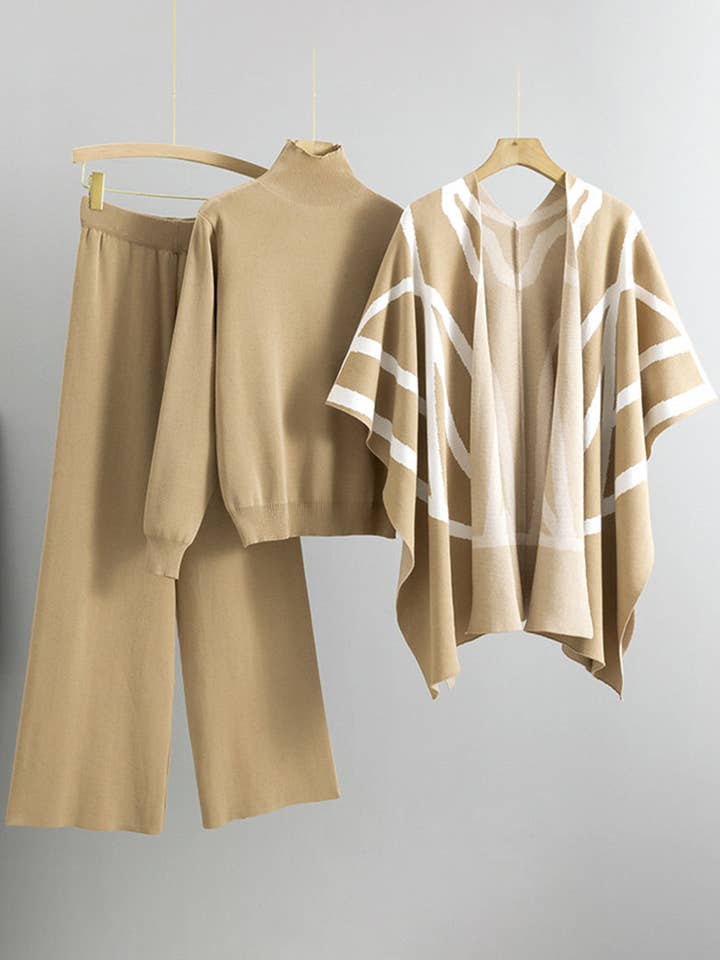 Ensemble trois pièces : haut en tricot, cape et pantalon large pour la vente par Fleurworld
