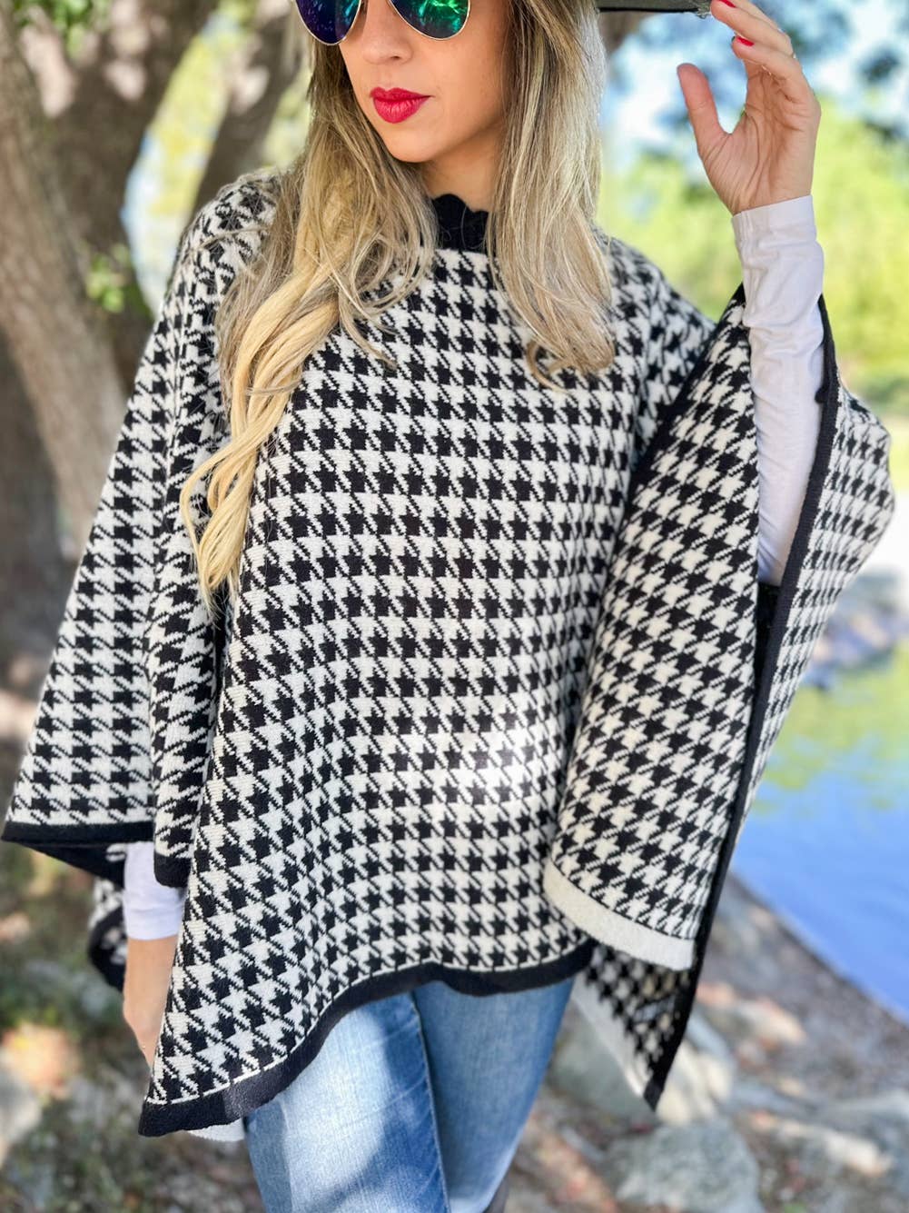 Noir Poncho classique en tricot pied-de-poule noir et blanc en vente sur Faire4