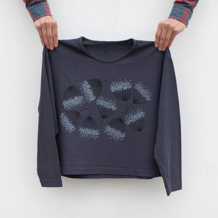 T-shirt court à manches longues en coton teint en pièce Eucalyptus Flower bleu gris pour la vente par Blackbird Supply Co.