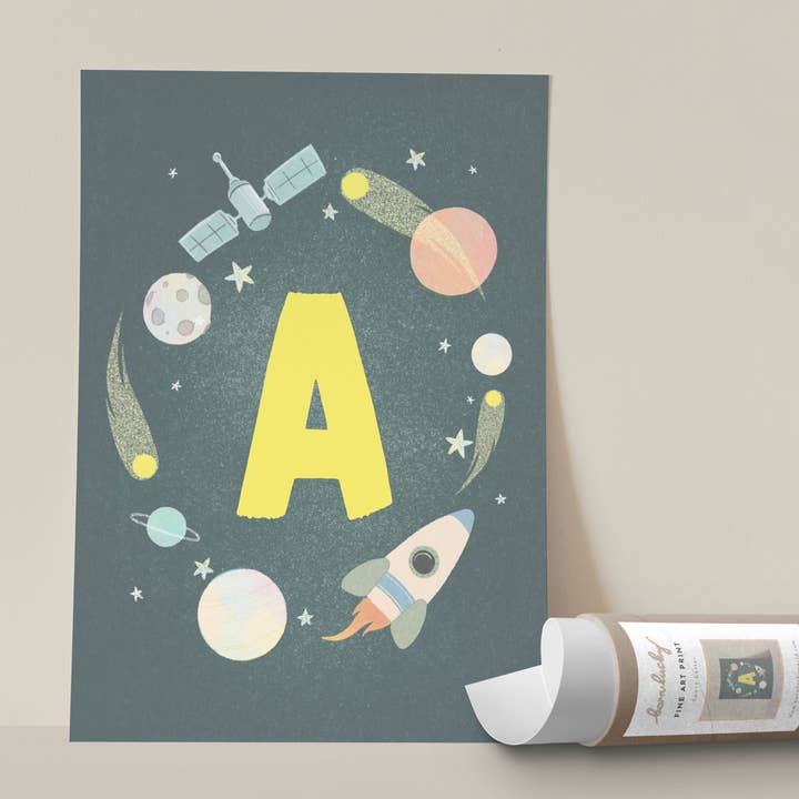 Stampa artistica da parete con illustrazione di lettera iniziale spaziale per la vendita all'ingrosso da parte di Born Lucky
