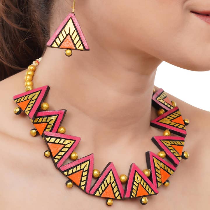 House of Kraft Jewelry & Accessories - Vente Parures de bijoux - Ensemble de bijoux pyramide | Bijoux en argile | Bijoux triangle rose1