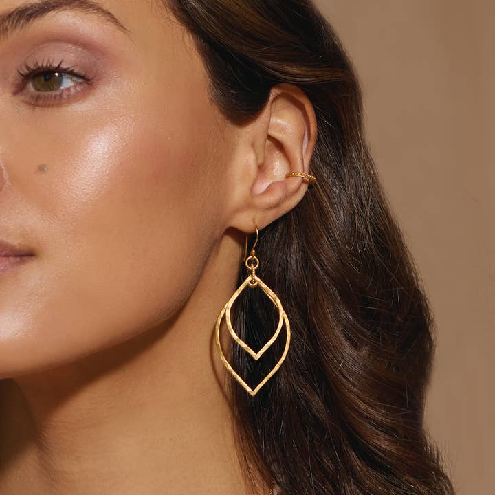 Satya Jewelry – wholesale Hängande örhängen – Transformed by Light Lotus linjära örhängen1