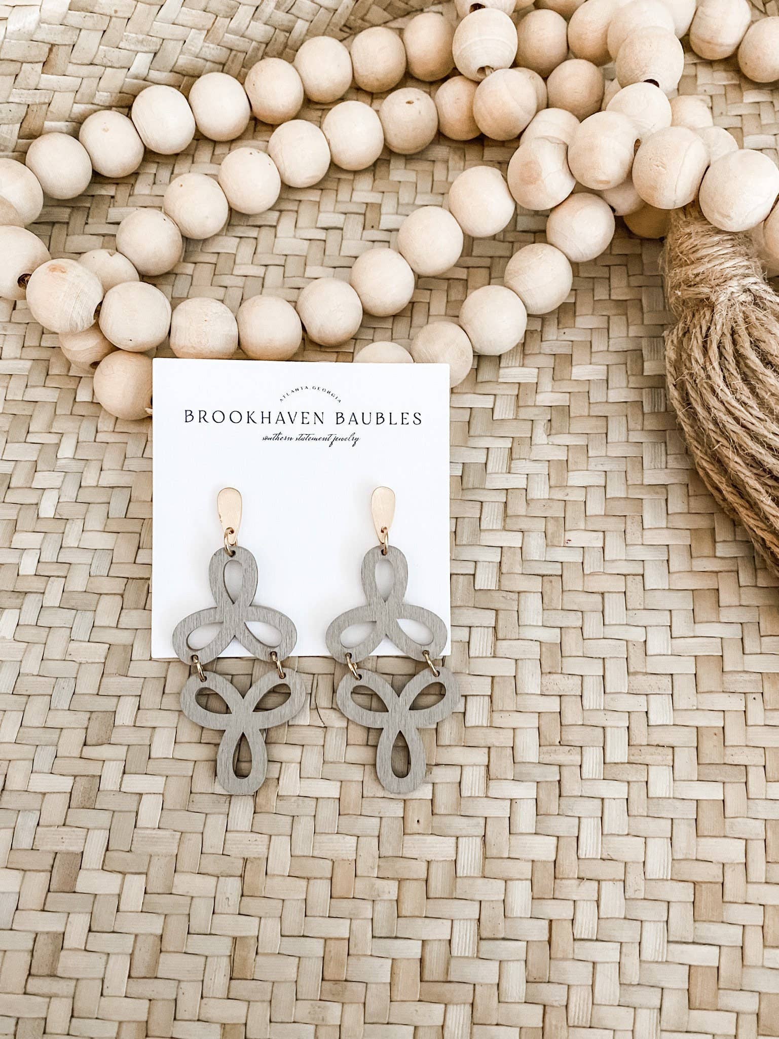 Brookhaven Baubles – Engroshandel Hængeøreringe og creoløreringe – Grå og guld geometriske trædinglede perleøreringe3