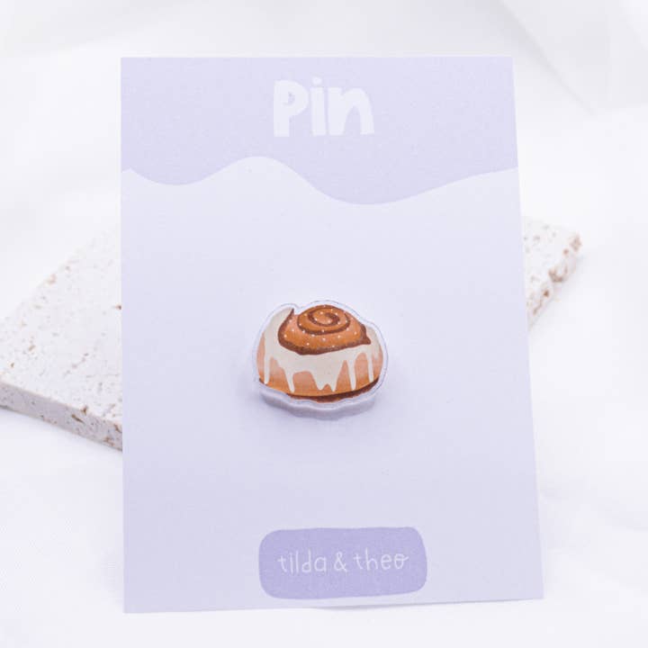 Tilda&Theo - Wholesale Lapel Pin/Button - Pin Cinnamon Roll Kanelbulle Acrylic - Gift Sweden Skandi1
