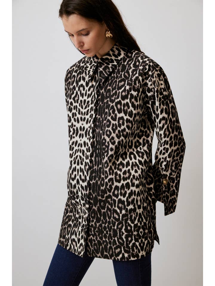 Mønstret FIERCE ELEGANCE LEOPARD PRINT BOMULDSKJORTE for engroshandel på Faire