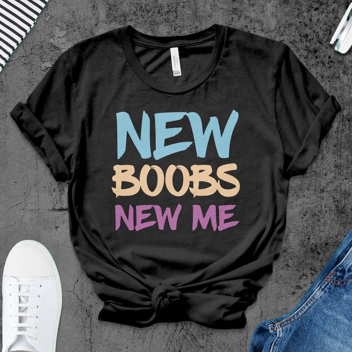 New Boobs New Me T-Shirt, Geschenk zur Wiederherstellung der Brustoperation, Fest-T-Shirt nach der Operation, Lustiges Mastektomie-Shirt, Empowerment-Kleidung für den Großhandel von FreakyTeeFactory