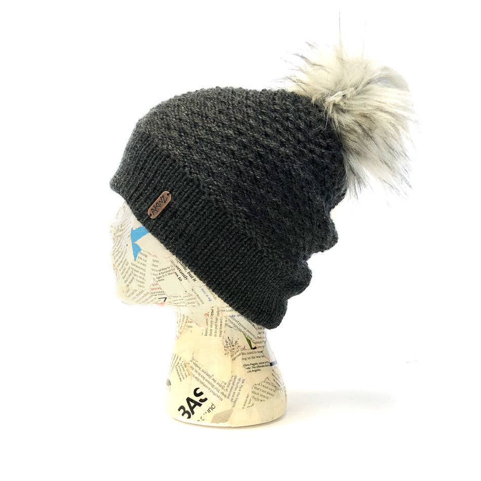Akinz – Großhandel Beanie – Damen – Foxy Pom Beanie aus Kunstpelz7