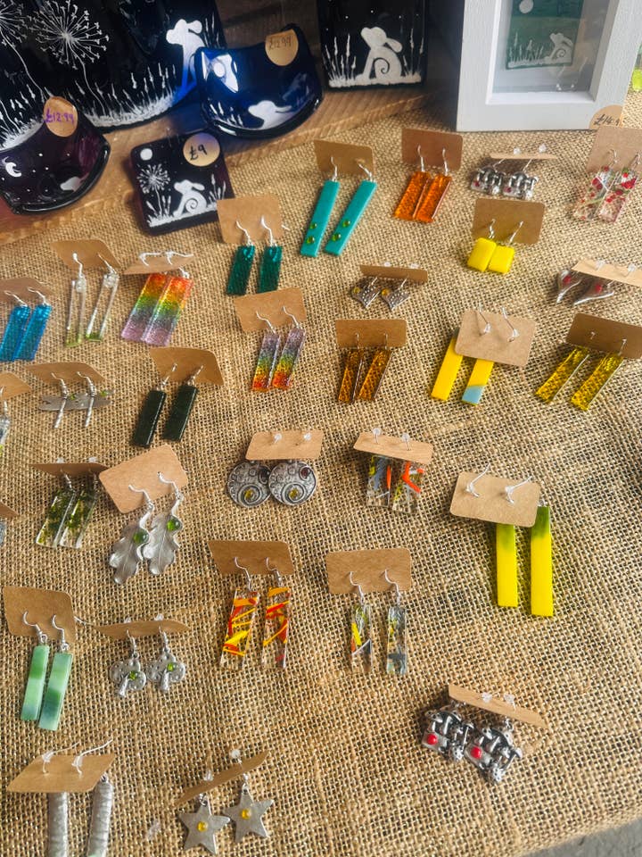 Caja pequeña de pendientes colgantes de vidrio fusionado misterioso (10 pares) para venta al por mayor de Ally Glass Studio