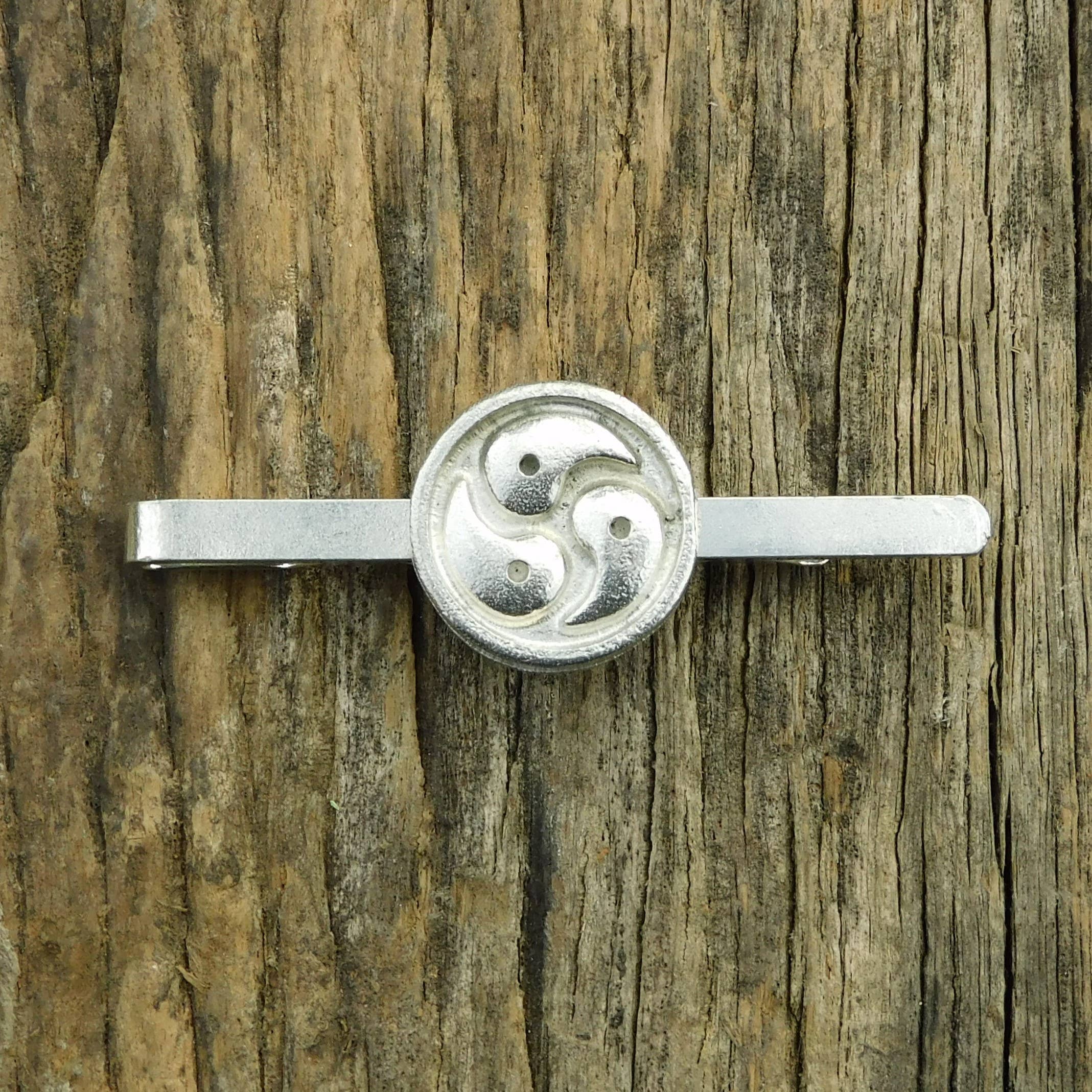 William Sturt Fine Pewter - Vendita all'ingrosso Fermacravatta - Uomo - Fermacravatta triscele BDSM, fermacravatta, realizzato a mano da William0