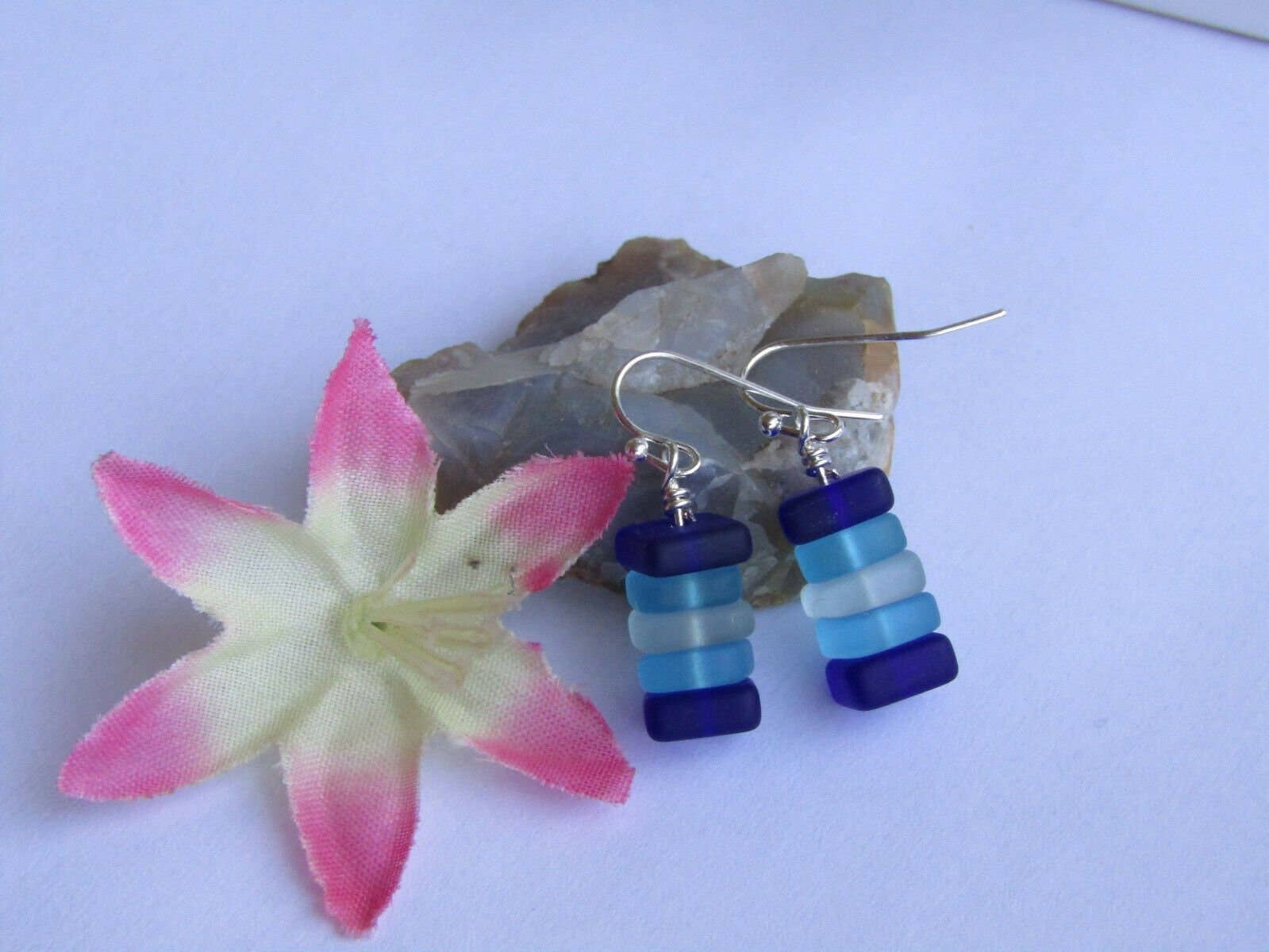 Bad Apple Designs - Venta al por mayor Pendientes colgantes - Pendientes apilados de piedras de cristal marino azul y blanco chapados en plata, para amantes de la playa, regalo para ella, pendientes únicos, minimalistas, naturales4