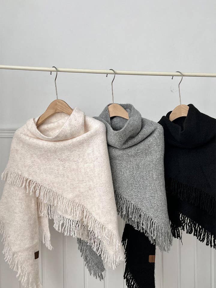 Gebreide Poncho met Franje Rand voor wholesale door Mccolin