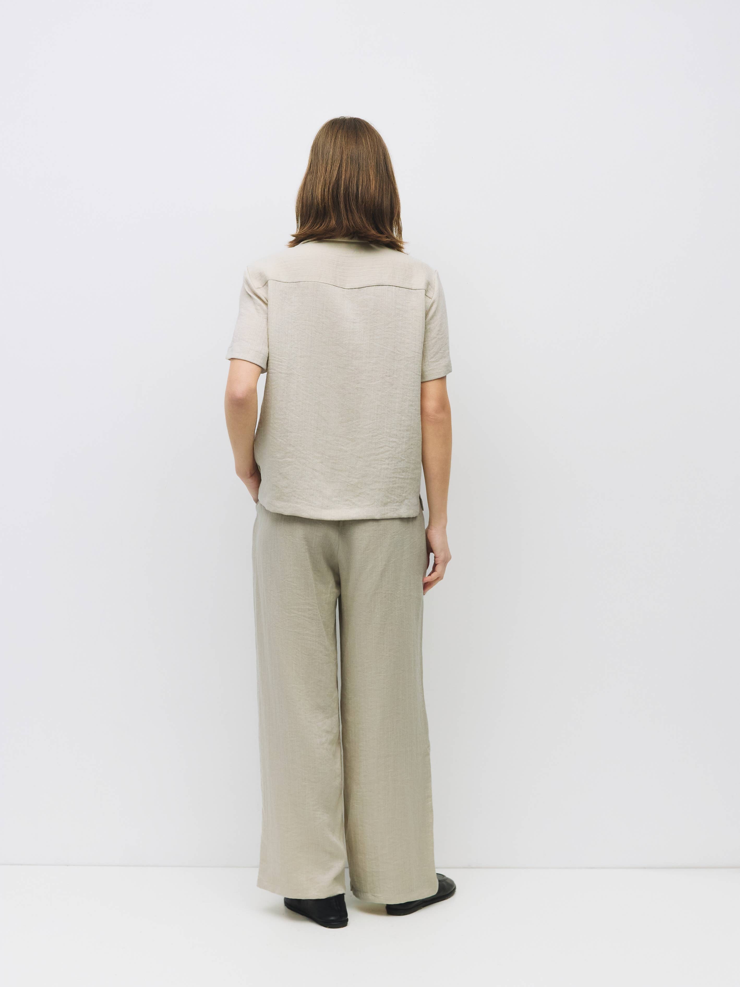 MOD REF – Großhandel Hemd – Damen – Das Donnie Top | Kurzärmeliges Hemd mit Knopfleiste1