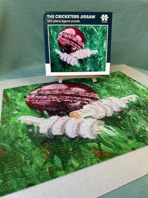 SPORTGIFTZ – Engroshandel Puslespil - Voksen – CRICKET-GAVER - 500-brikkers puslespil | Cricketbold & Bails | Bæredygtigt design fra Storbritannien | Genbrugsmaterialer | 50 cm x 38 cm3