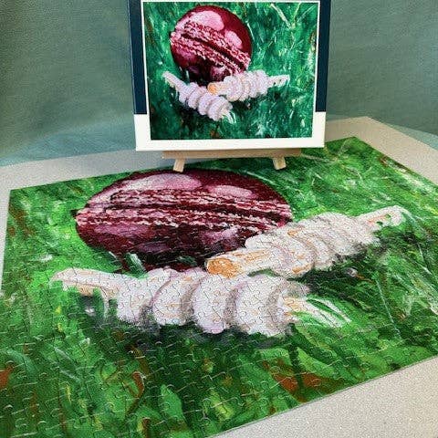 SPORTGIFTZ – Engroshandel Puslespil - Voksen – CRICKET-GAVER - 500-brikkers puslespil | Cricketbold & Bails | Bæredygtigt design fra Storbritannien | Genbrugsmaterialer | 50 cm x 38 cm3