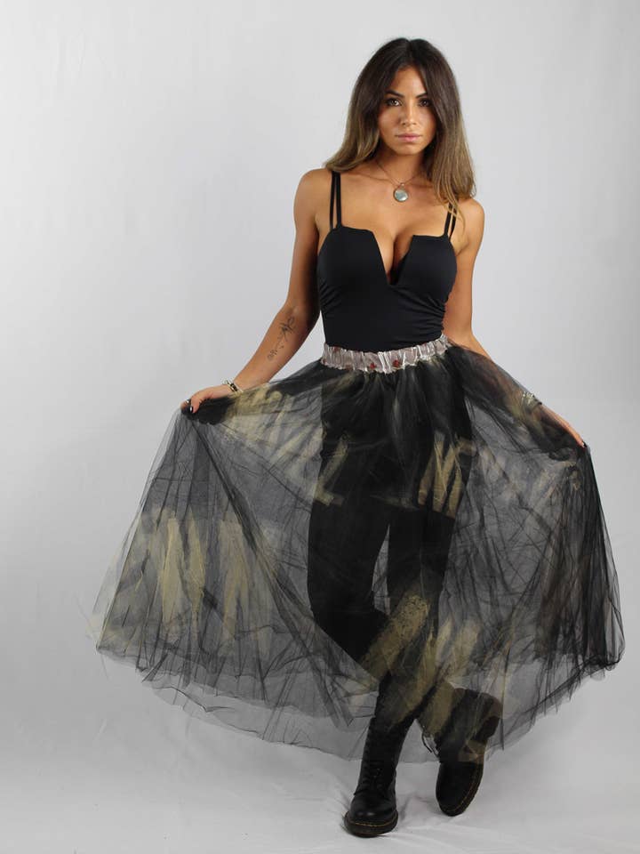 Håndlavet lang nederdel i 4 lag tyl for engroshandel hos apiedinudinelparco