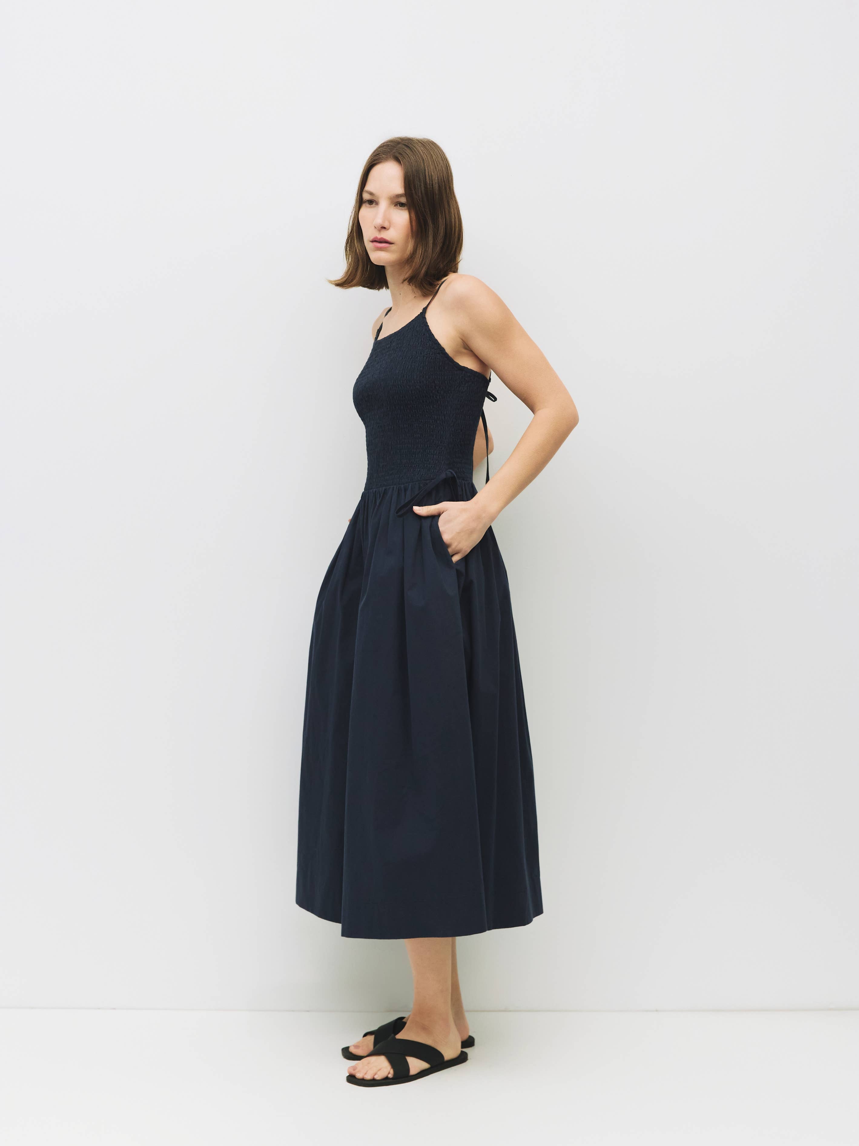 MOD REF - Vendita all'ingrosso Vestito - Donna - Abito The Jenni | Abito midi a nido d'oca con lacci laterali19