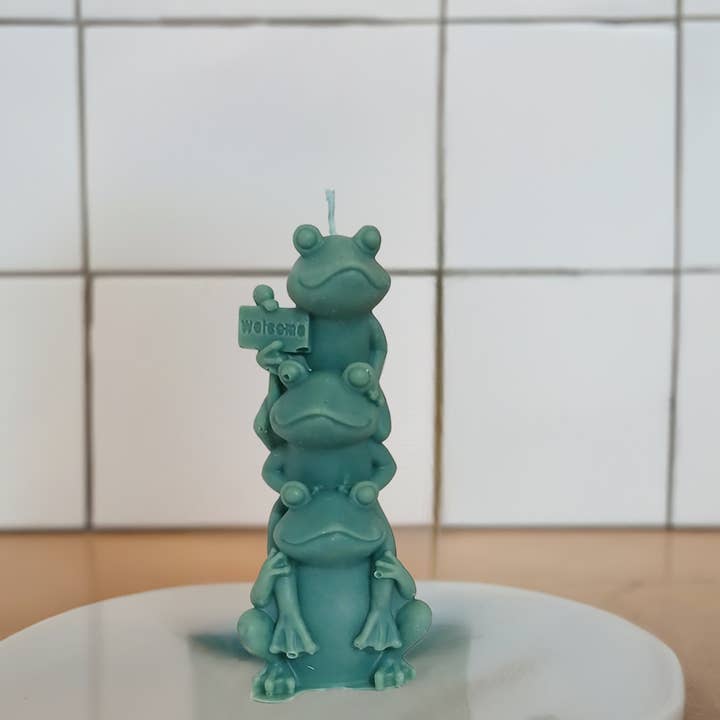 Handgemaakte Kikkertrio – Welkomstbord 3oz Kaars voor wholesale door Scent Fushion Candles