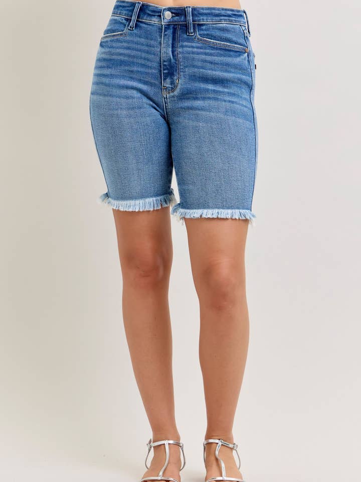 Judy Blue Short Bermuda à Taille Haute avec Effilochage et Lavage Vintage Moyen pour la vente par Watermelon Apparel