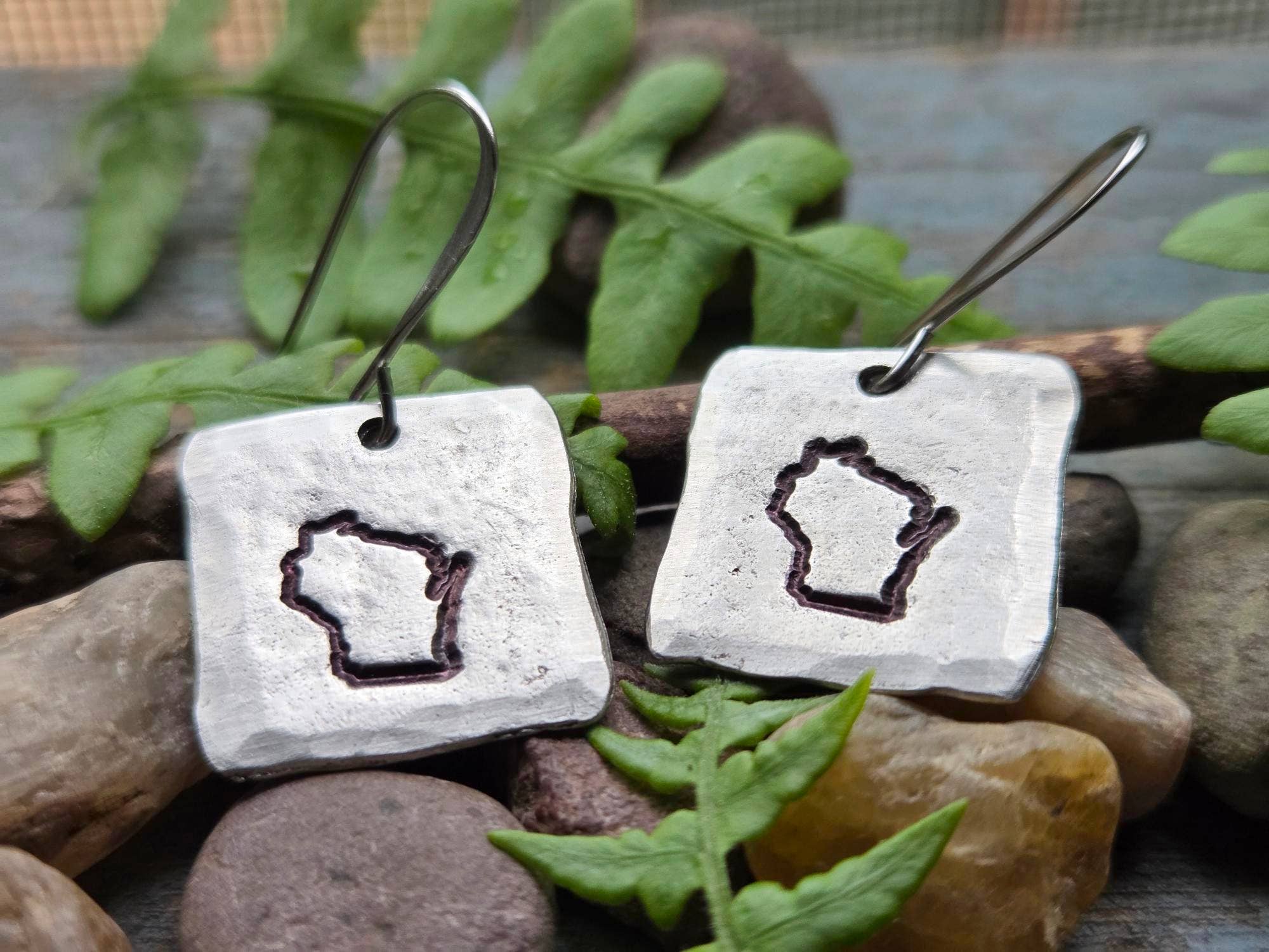 Kathryn's Collection - Vente Boucles d'oreilles pendantes - Boucles d'oreilles État du Wisconsin, étain estampé à la main5