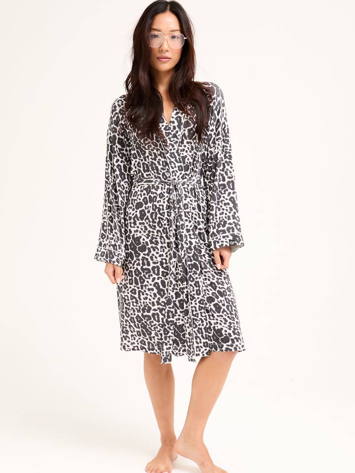 Leopard Luxe Vestaglia Kimono in Bambù con Stampa Leopardo di Lusso in vendita all'ingrosso su Faire4