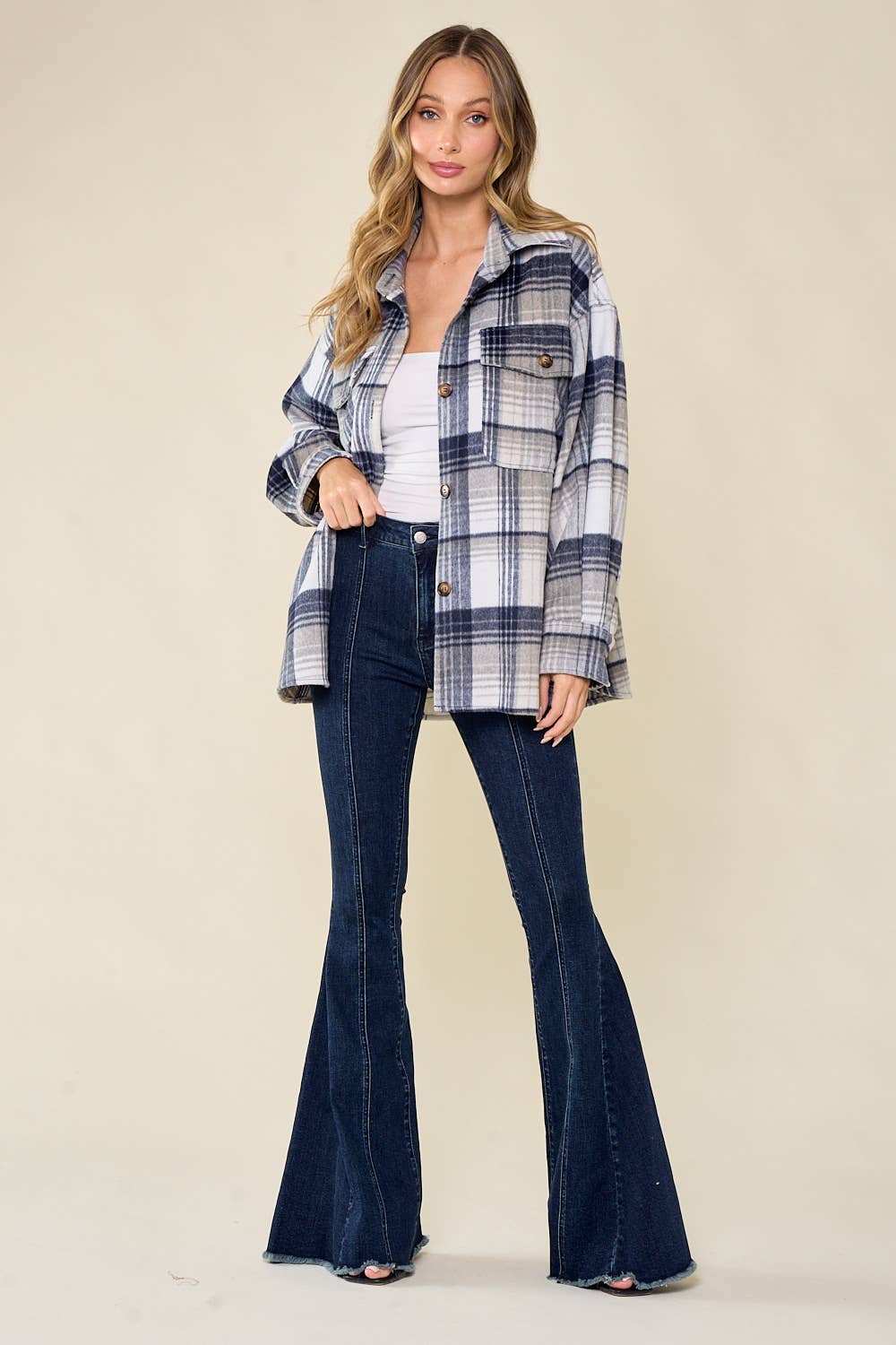 Saints & Hearts – Großhandel Hemdjacke/Shacket – Damen – SIJ5166F DICKE, KARIERTE BLUSE MIT KNÖPFEN NACH UNTEN, BRAUN/ROSTFARBEN7