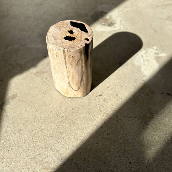 Office Objets - Wholesale Side Table - White petrified wood side table with black spots H:27.5 D:1849