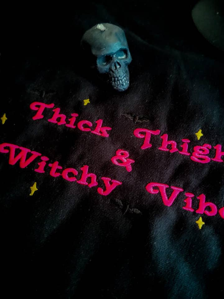 Thich Thighs & Witchy Vibes Sweatshirt für den Großhandel von Cute And Spook
