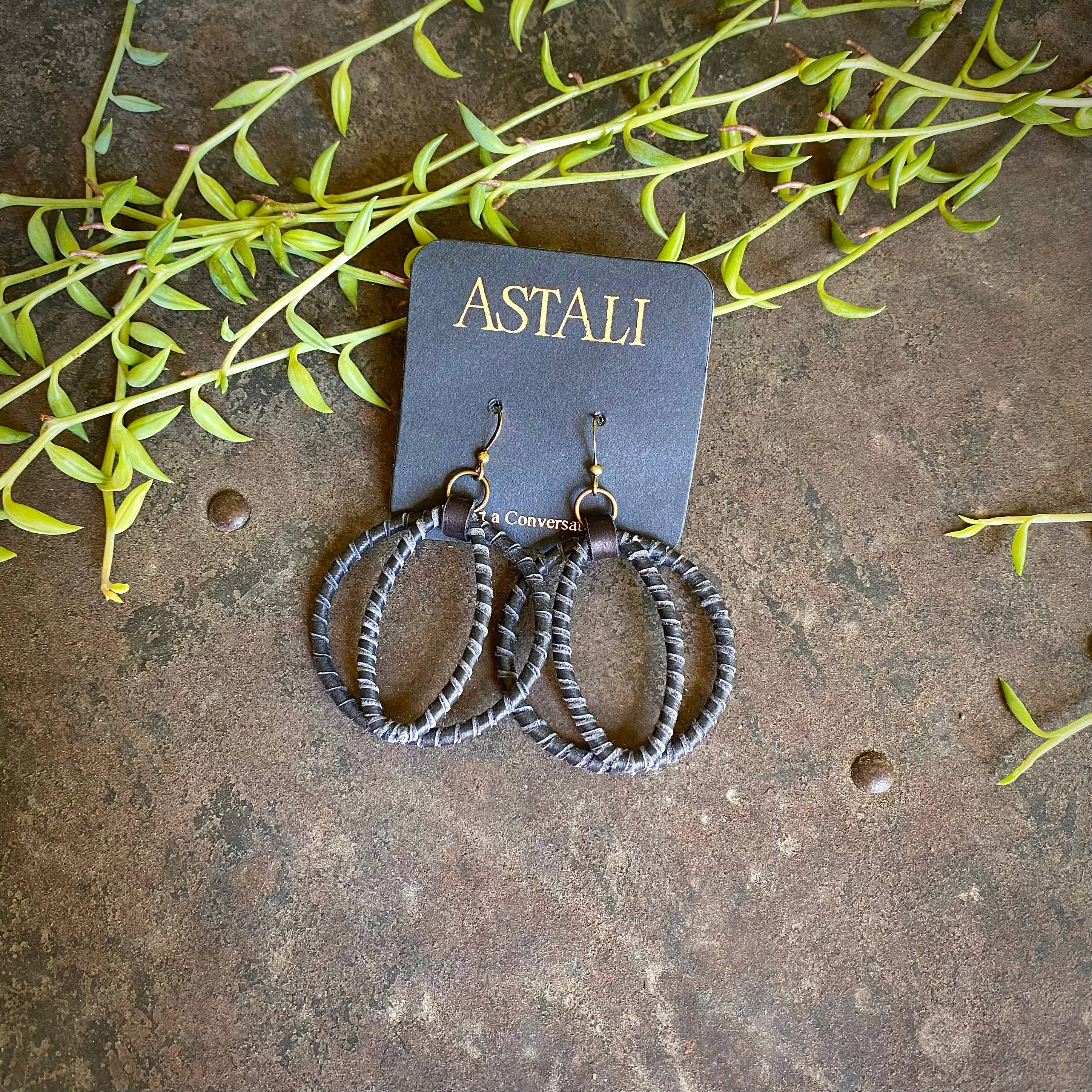 Zwart Cat-Eye-oorbellen - zwarte, ronde met leer omwikkelde oorbellen voor groothandel op Faire6