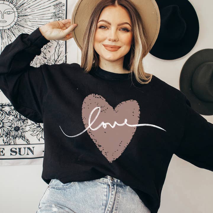 T-shirt imprimé à col rond doux LOVE pour femmes pour la vente par Rustic Radiance