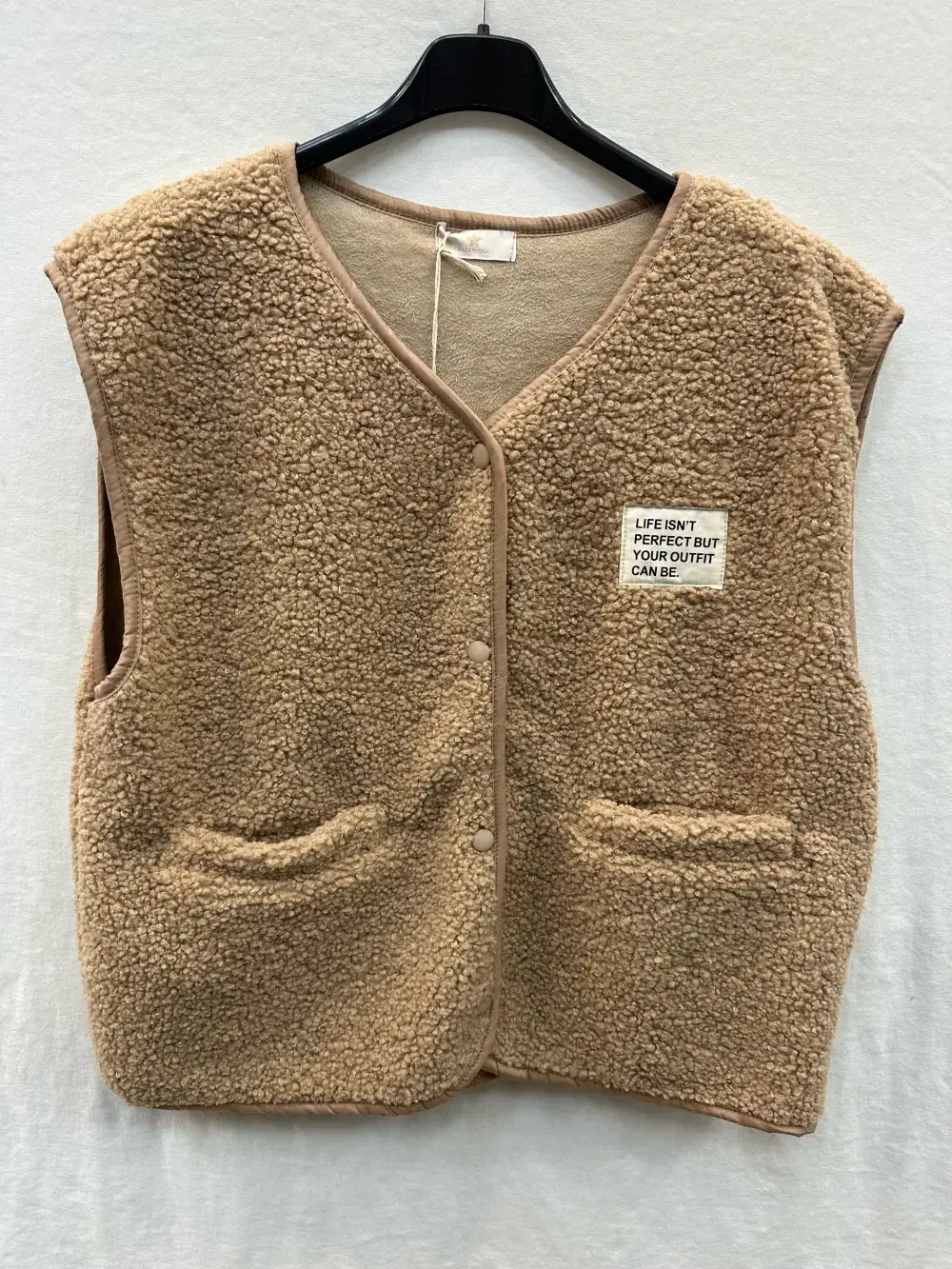 Mimi & Gogo – Großhandel Oberbekleidungsweste – Damen – Moumoute-Weste mit Abzeichen @3418_GiEcussonMoumoute1