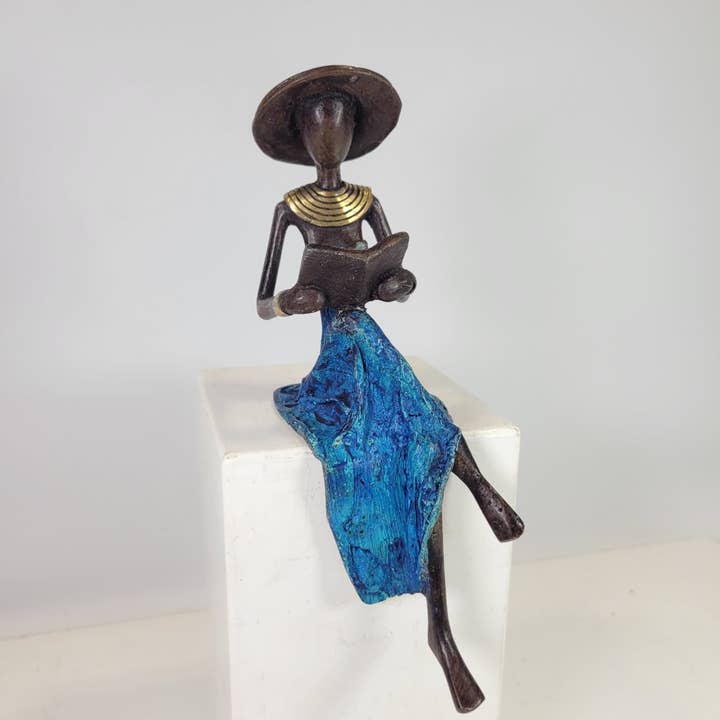 Escultura de bronce «Femme assise avec livre et chapeau» por Soré para venta al por mayor de Moogoo Creative Africa