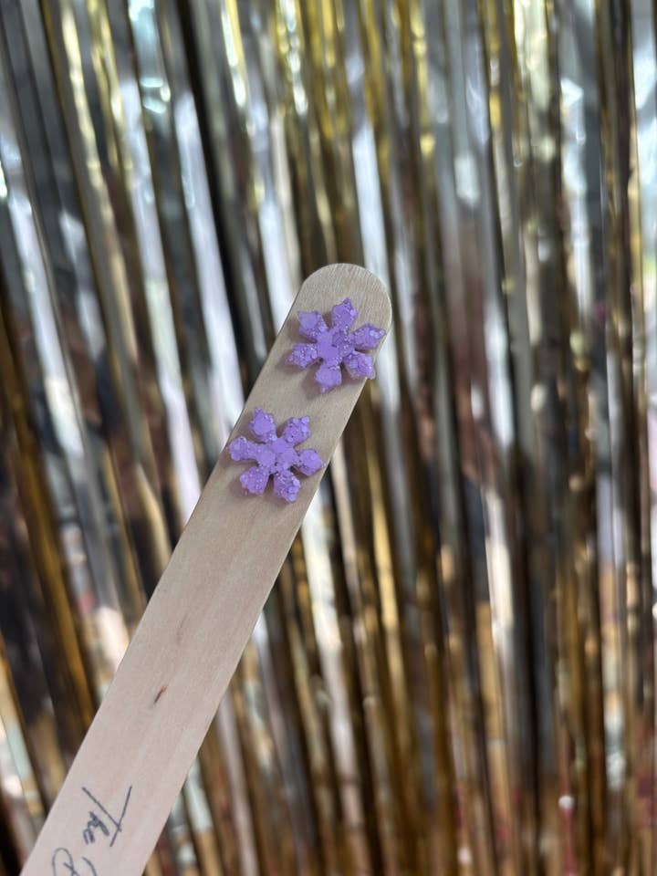 Pendientes de copo de nieve 1,5 cm lavanda para venta al por mayor de The Dusty Collective