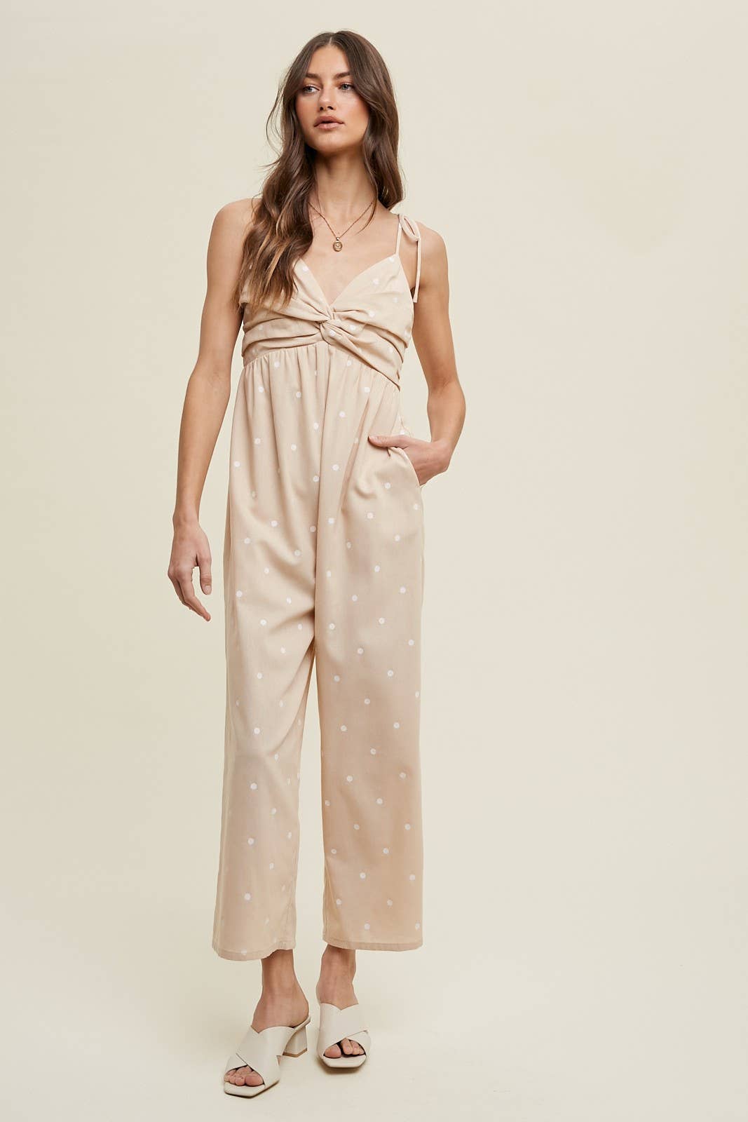TAUPE PRICKIG JUMPSUIT MED VRIDBYSTDETALJ/WL23-8116 för wholesale på Faire3