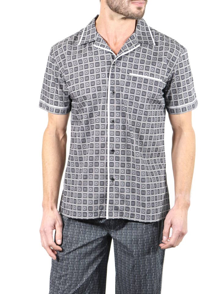 Haut à manches courtes à carreaux médaillon noir et gris pour la vente par Luchiano Visconti