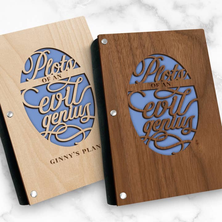 Diario de madera «Tramas de un genio malvado», personalizable para venta al por mayor de Inspired Indigo