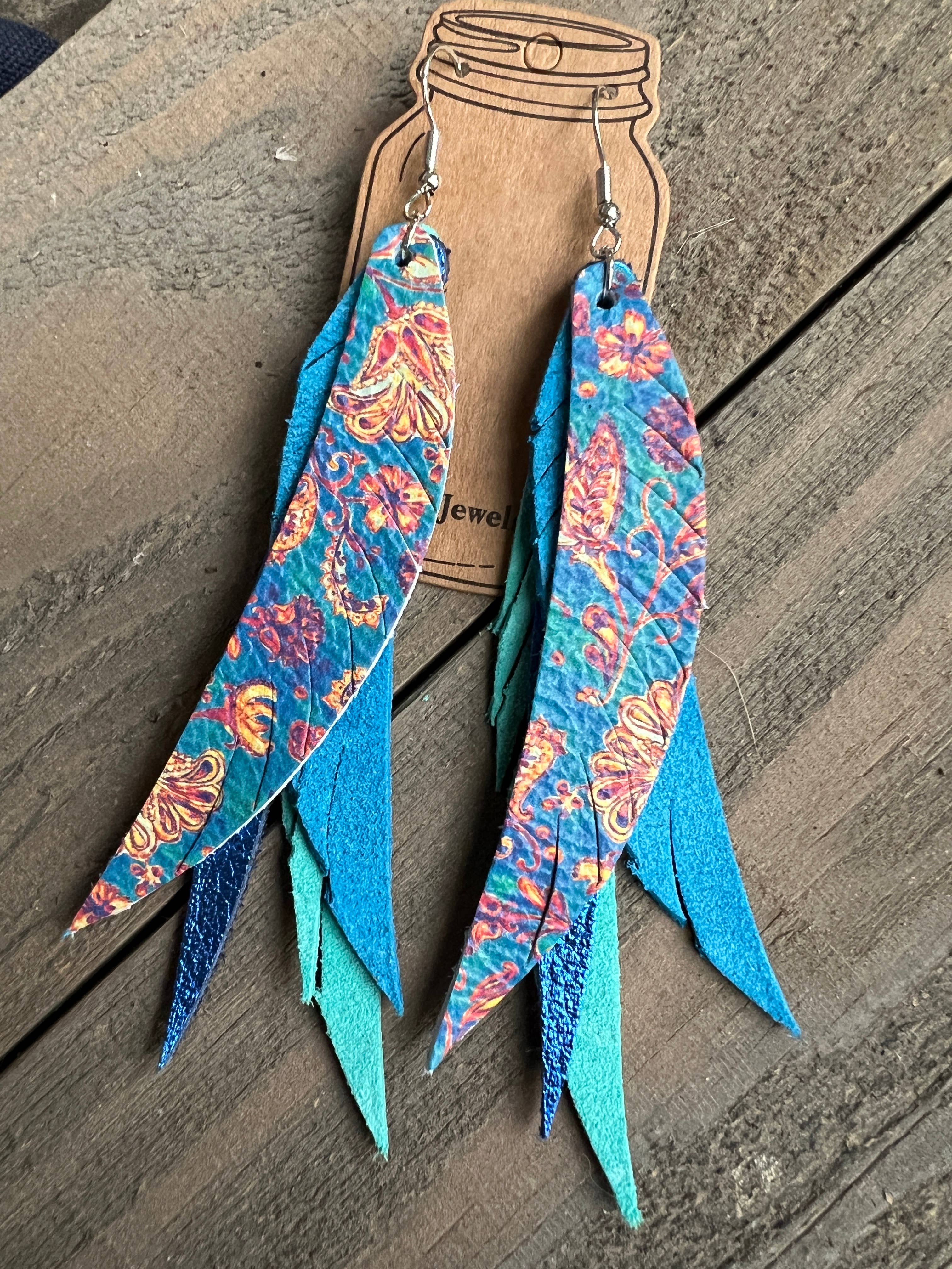 Jill's Jewels – Großhandel Quasten-Ohrring – BLAUE PAISLEY-BOHO-OHRRINGE AUS REGENBOGENLEDER MIT FRANSEN2