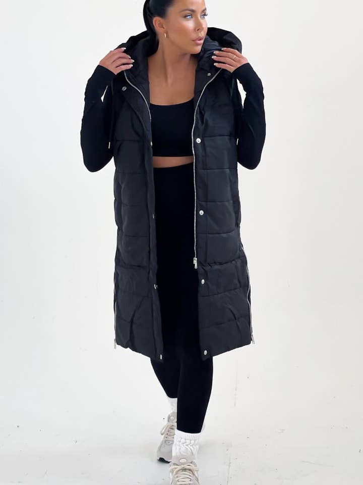 Piumino midi nero con cappuccio e zip lunga senza maniche - Terri per la vendita all'ingrosso da parte di Femme Luxe