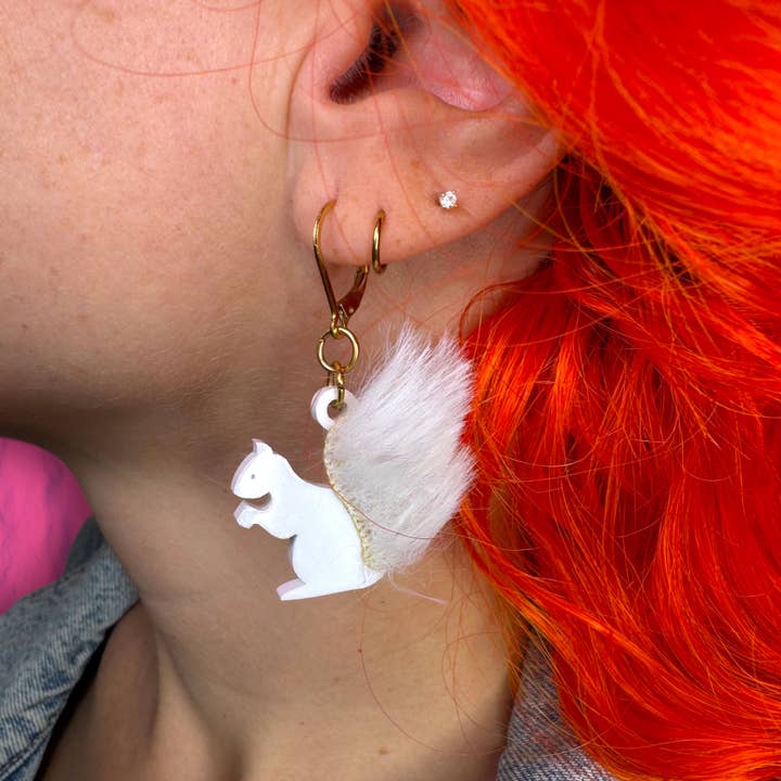 Vinca – Großhandel Ohrhänger – Flauschige Glücksbringer-Ohrringe mit Albino-Eichhörnchen-Anhängern
