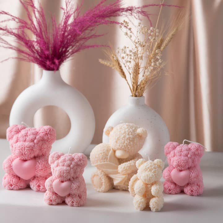 Ritual Spirit ltd – wholesale Prydnadsljus – XXL Teddybjörn Ljus som håller en Bukett Rosor | Handgjord