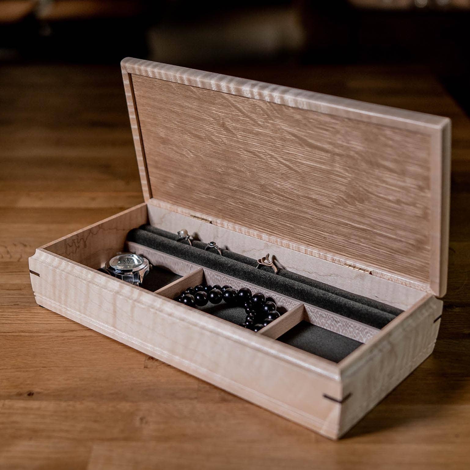 Mikutowski Woodworking - Vente Boîte/rangement à bijoux - Boîte à bijoux Sentinel - Valet de nuit en bois3