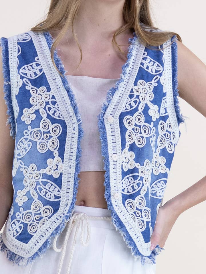Gilet en jean à ourlet brut brodé de jardin pour la vente par Original USA