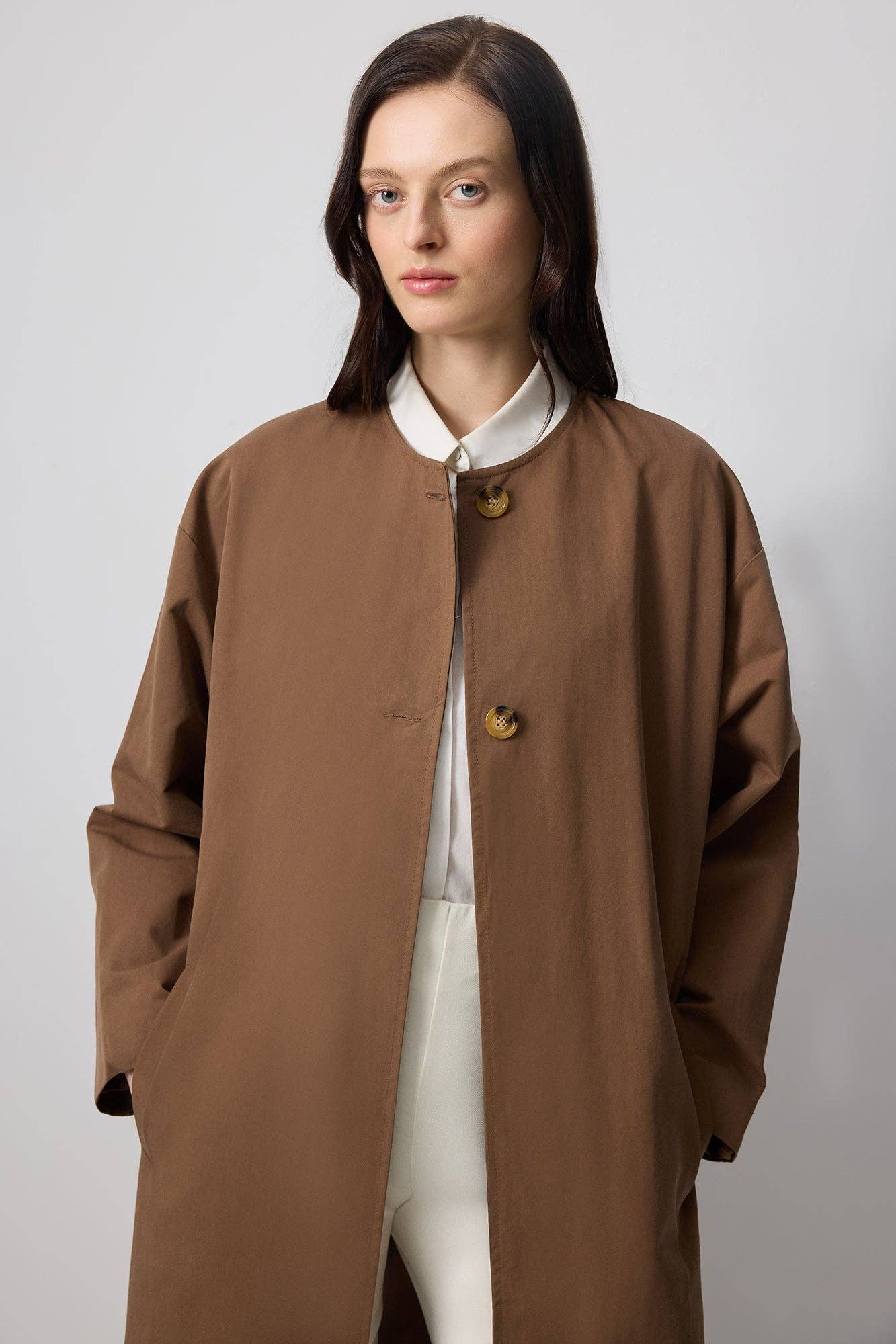 Kahverengi CAPPOTTO TRENCH CON DETTAGLI A SCIARPA in vendita all'ingrosso su Faire1