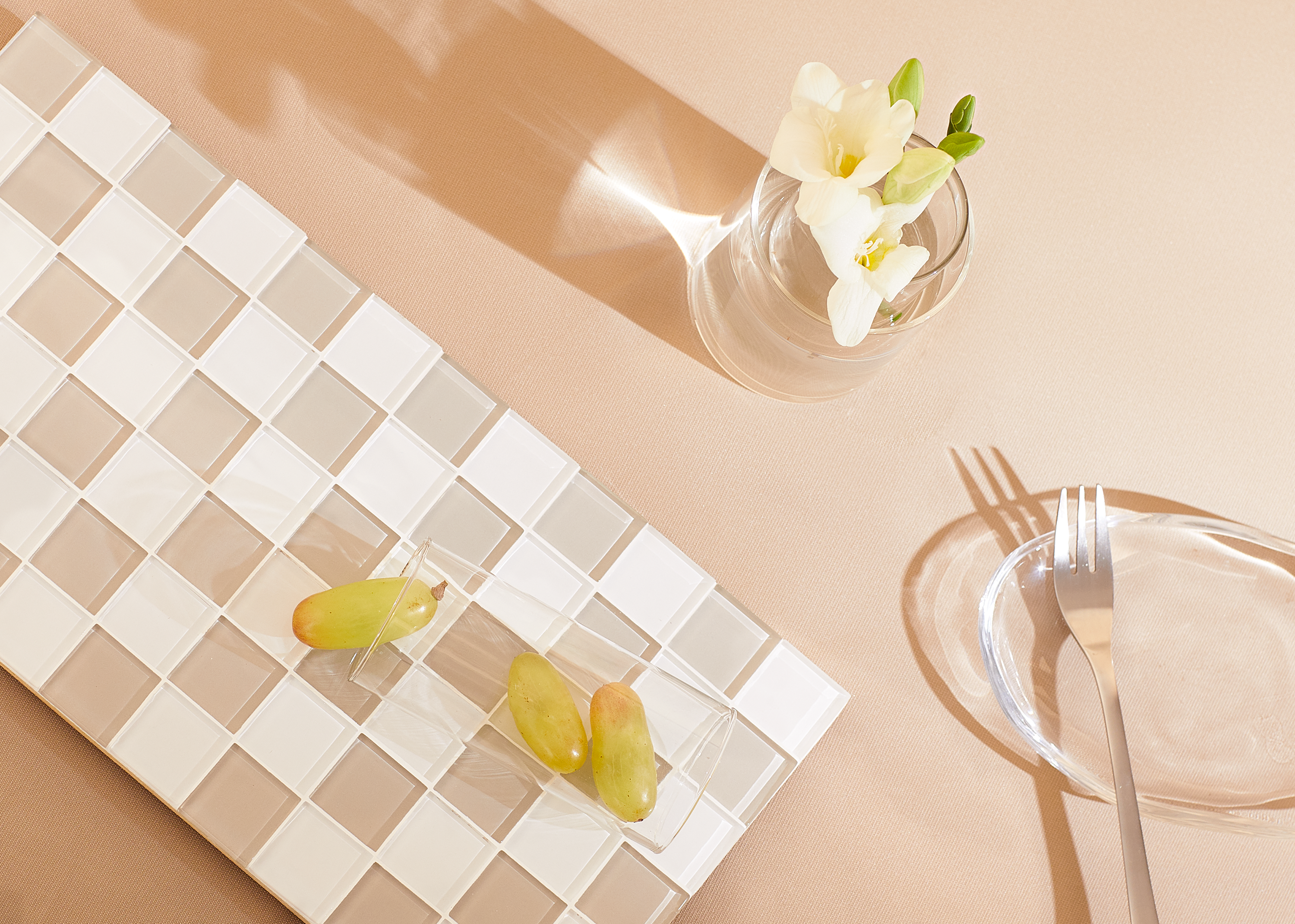 Subtle Art Studios - Vente Plateaux décoratifs - PLATEAU DÉCORATIF EN CARREAUX DE VERRE - À CARREAUX BEIGE1