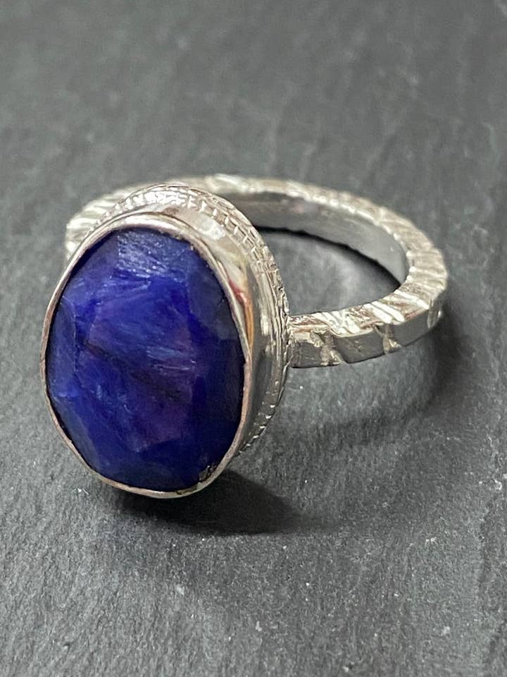 Asymmetrischer facettierter Steinring aus versilbertem Messing für den Großhandel von Siren Silver Ltd