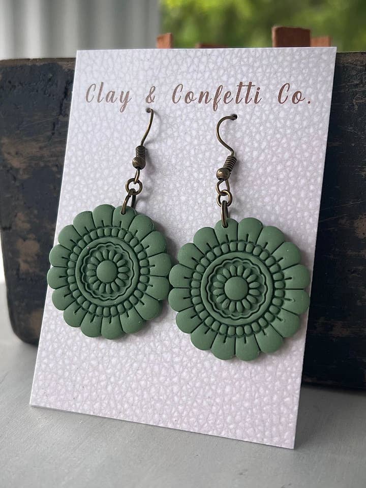 Sommer Boho Sage medaljon for engroshandel hos Clay & Confetti Co.