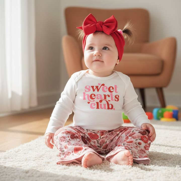 Tenue à pattes d'éléphant Cœur de la Saint-Valentin du Club Sweet Hearts pour la vente par Tiny toes Baby Co