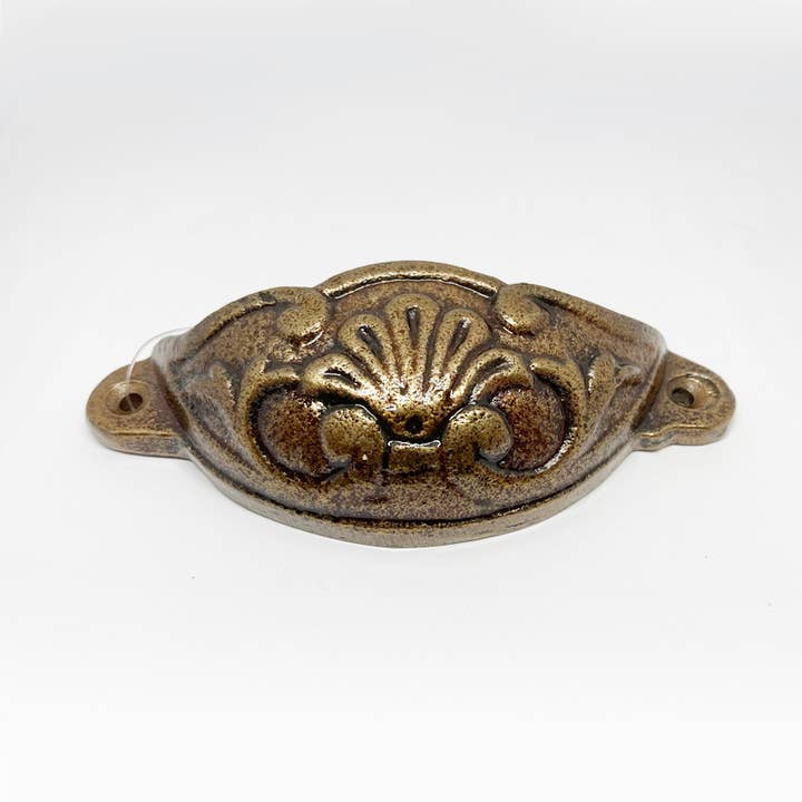 Poignée en fer « Ancient Elegance » pour la vente par The Cherry in the cake