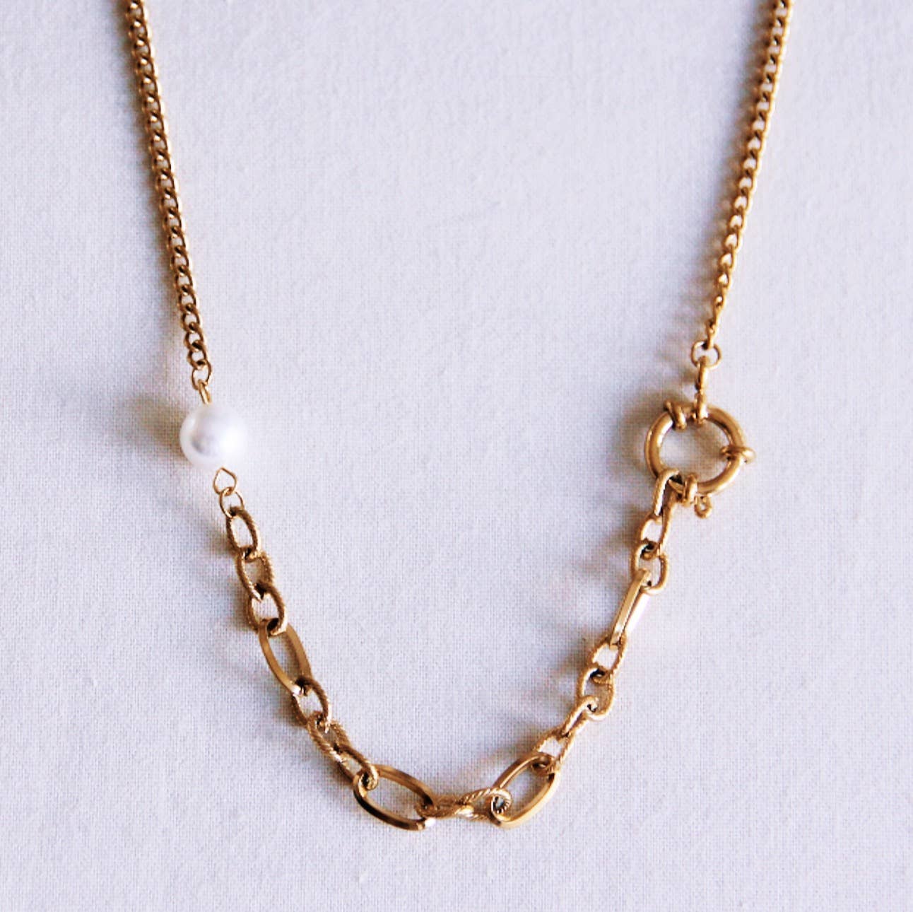 Bazou - Wholesale Pendant/Charm Necklace - Link chain with round clasp, pearl and decorated links0